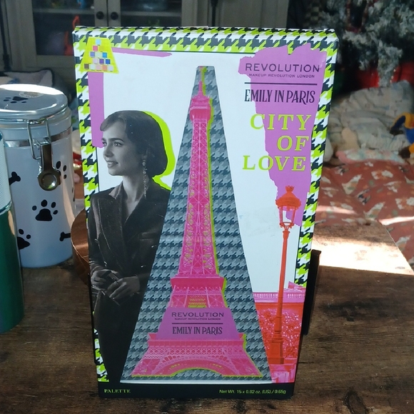 Revolution Emily in Paris City Makeup Set - Picture 5 of 6